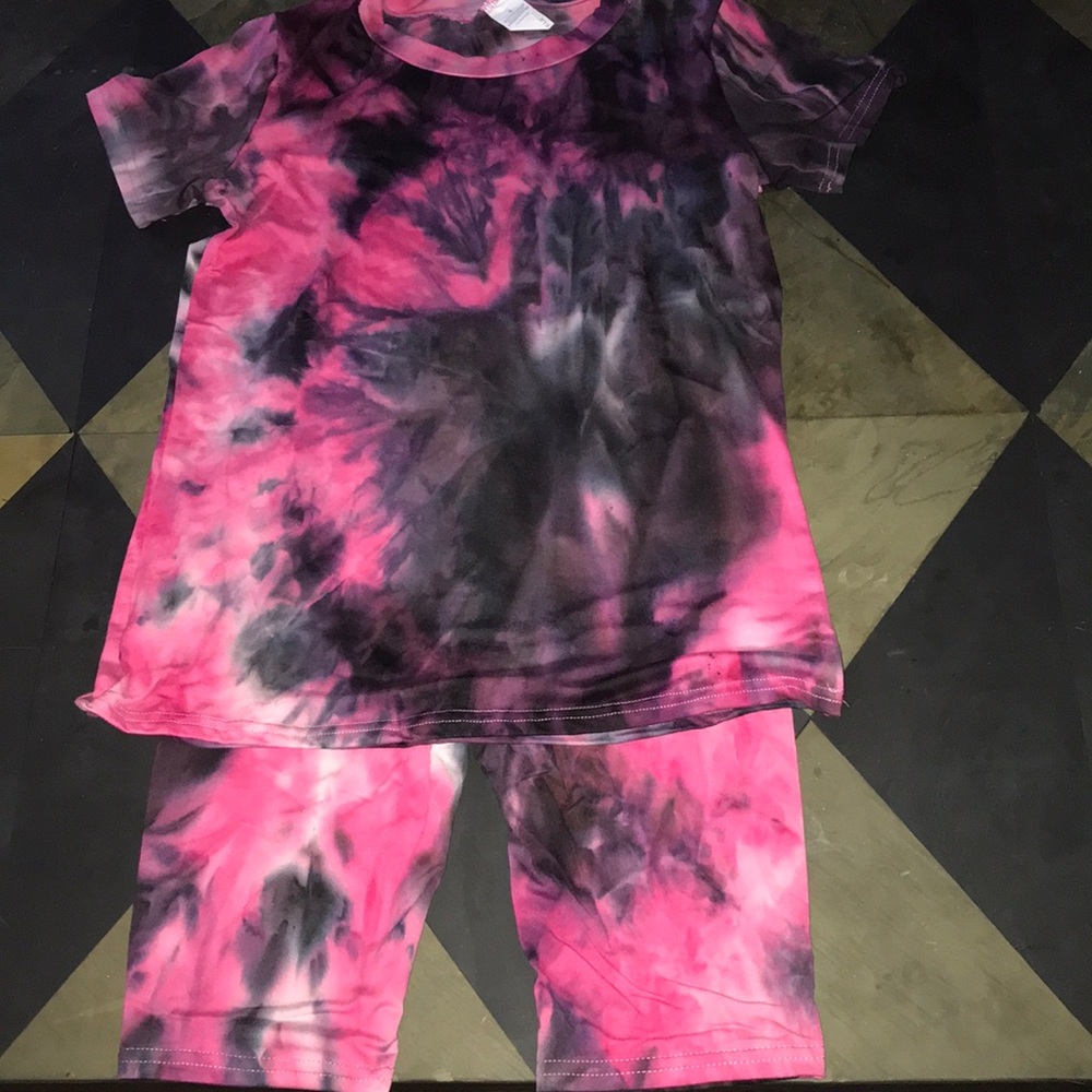 Tie-die shirts and biker shorts multi-color😍